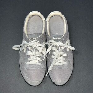 everyday sneaker, women’s size 6, Saucony brand